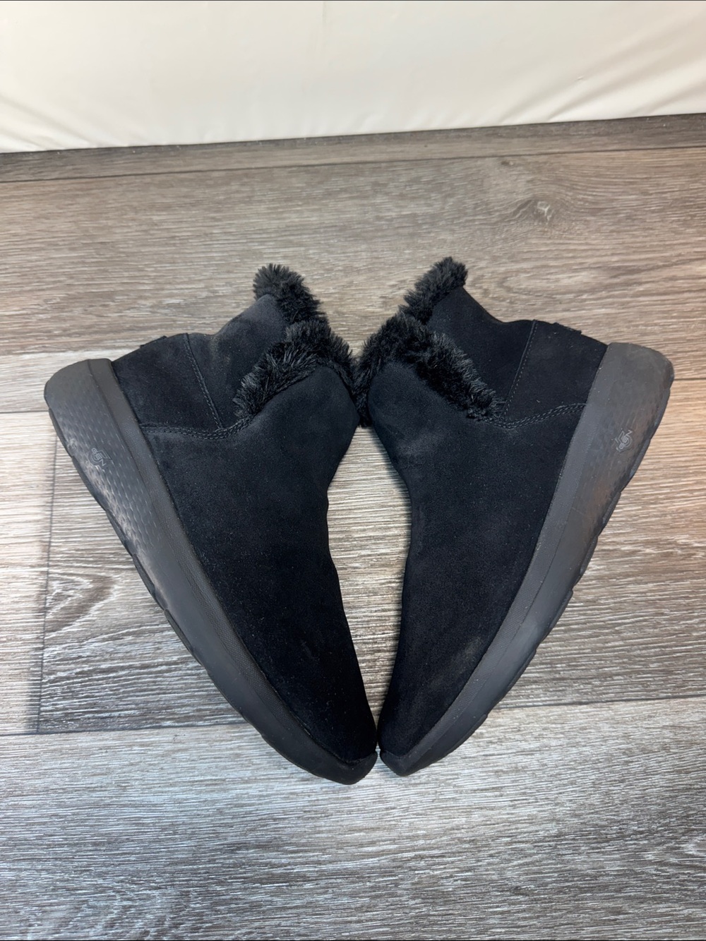 Skechers Black Faux Suede Faux-Fur Slip-On Booties woman’s size 9 (j243)